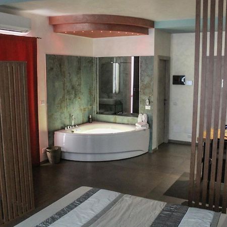 Garda Fantasy Apartment - Jacuzzi Ντεζεντσάνο ντελ Γκάρντα Εξωτερικό φωτογραφία