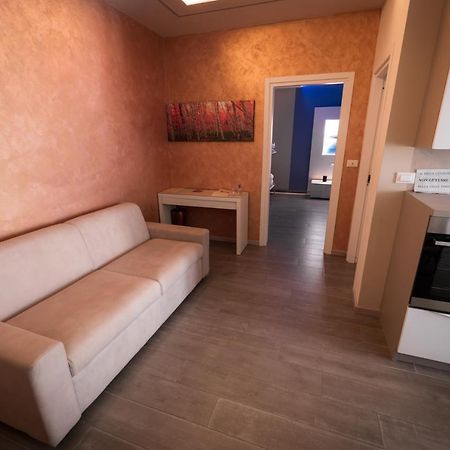 Garda Fantasy Apartment - Jacuzzi Ντεζεντσάνο ντελ Γκάρντα Εξωτερικό φωτογραφία