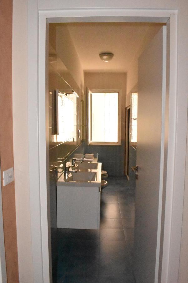 Garda Fantasy Apartment - Jacuzzi Ντεζεντσάνο ντελ Γκάρντα Εξωτερικό φωτογραφία