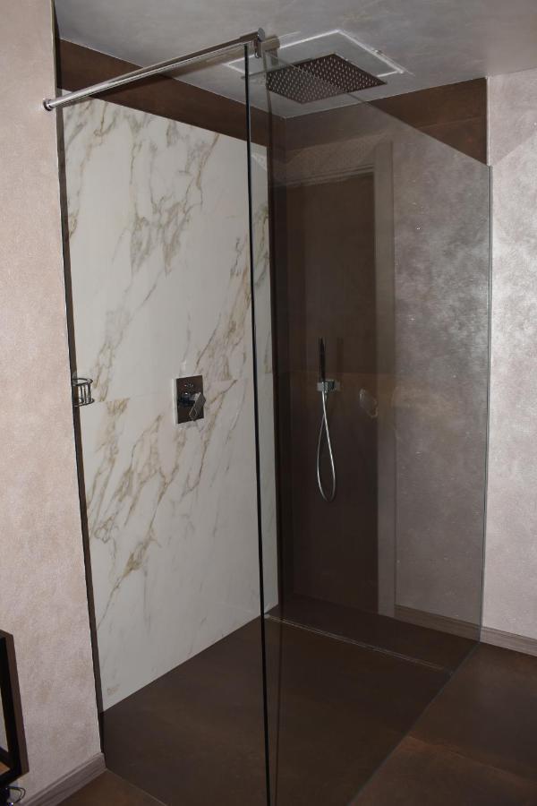 Garda Fantasy Apartment - Jacuzzi Ντεζεντσάνο ντελ Γκάρντα Εξωτερικό φωτογραφία