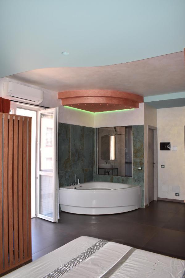 Garda Fantasy Apartment - Jacuzzi Ντεζεντσάνο ντελ Γκάρντα Εξωτερικό φωτογραφία