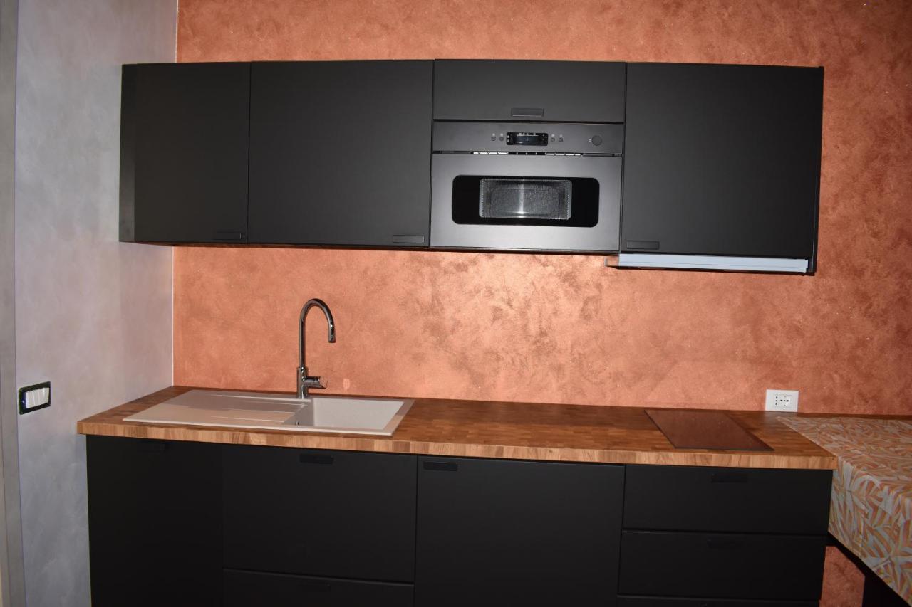 Garda Fantasy Apartment - Jacuzzi Ντεζεντσάνο ντελ Γκάρντα Εξωτερικό φωτογραφία