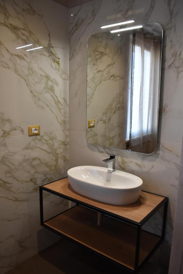Garda Fantasy Apartment - Jacuzzi Ντεζεντσάνο ντελ Γκάρντα Εξωτερικό φωτογραφία