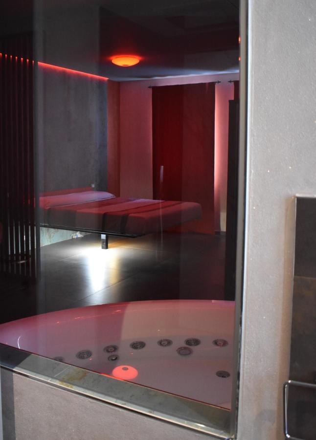 Garda Fantasy Apartment - Jacuzzi Ντεζεντσάνο ντελ Γκάρντα Εξωτερικό φωτογραφία