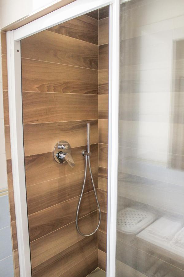 Garda Fantasy Apartment - Jacuzzi Ντεζεντσάνο ντελ Γκάρντα Εξωτερικό φωτογραφία