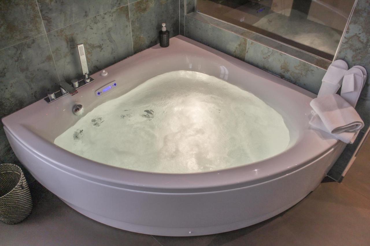 Garda Fantasy Apartment - Jacuzzi Ντεζεντσάνο ντελ Γκάρντα Εξωτερικό φωτογραφία