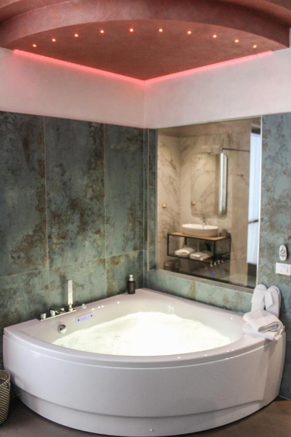 Garda Fantasy Apartment - Jacuzzi Ντεζεντσάνο ντελ Γκάρντα Εξωτερικό φωτογραφία