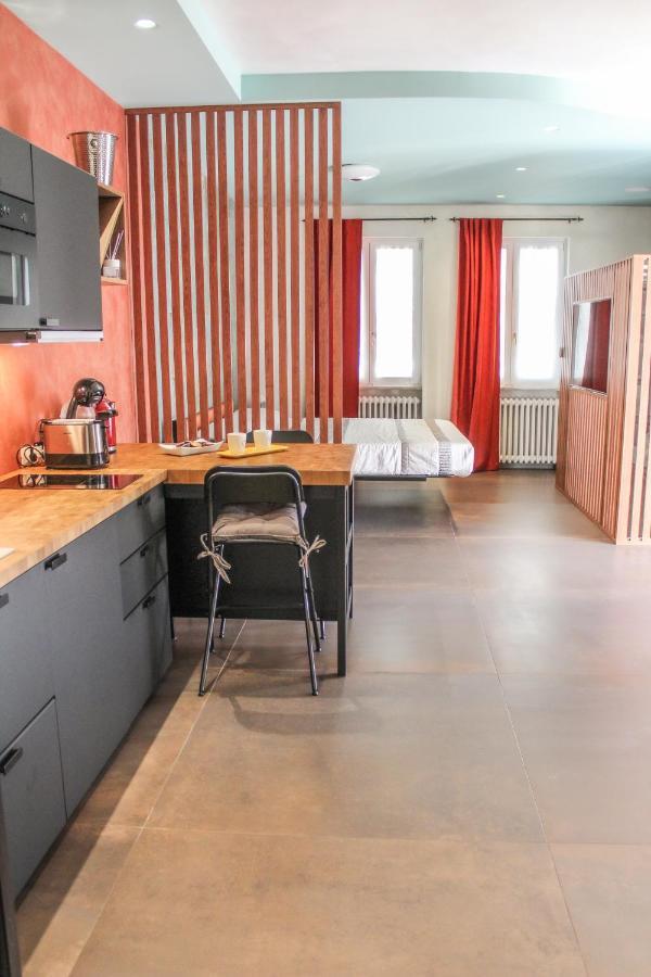 Garda Fantasy Apartment - Jacuzzi Ντεζεντσάνο ντελ Γκάρντα Εξωτερικό φωτογραφία