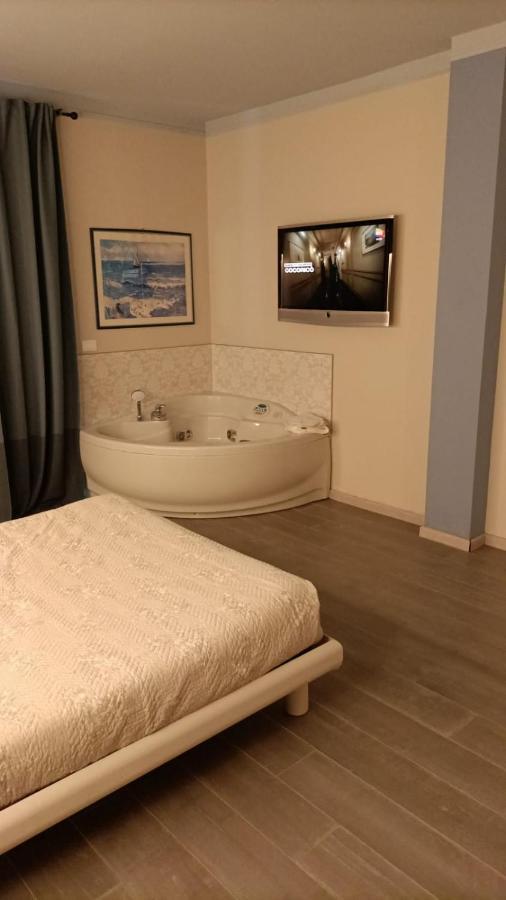 Garda Fantasy Apartment - Jacuzzi Ντεζεντσάνο ντελ Γκάρντα Εξωτερικό φωτογραφία