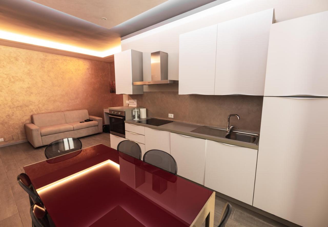Garda Fantasy Apartment - Jacuzzi Ντεζεντσάνο ντελ Γκάρντα Εξωτερικό φωτογραφία